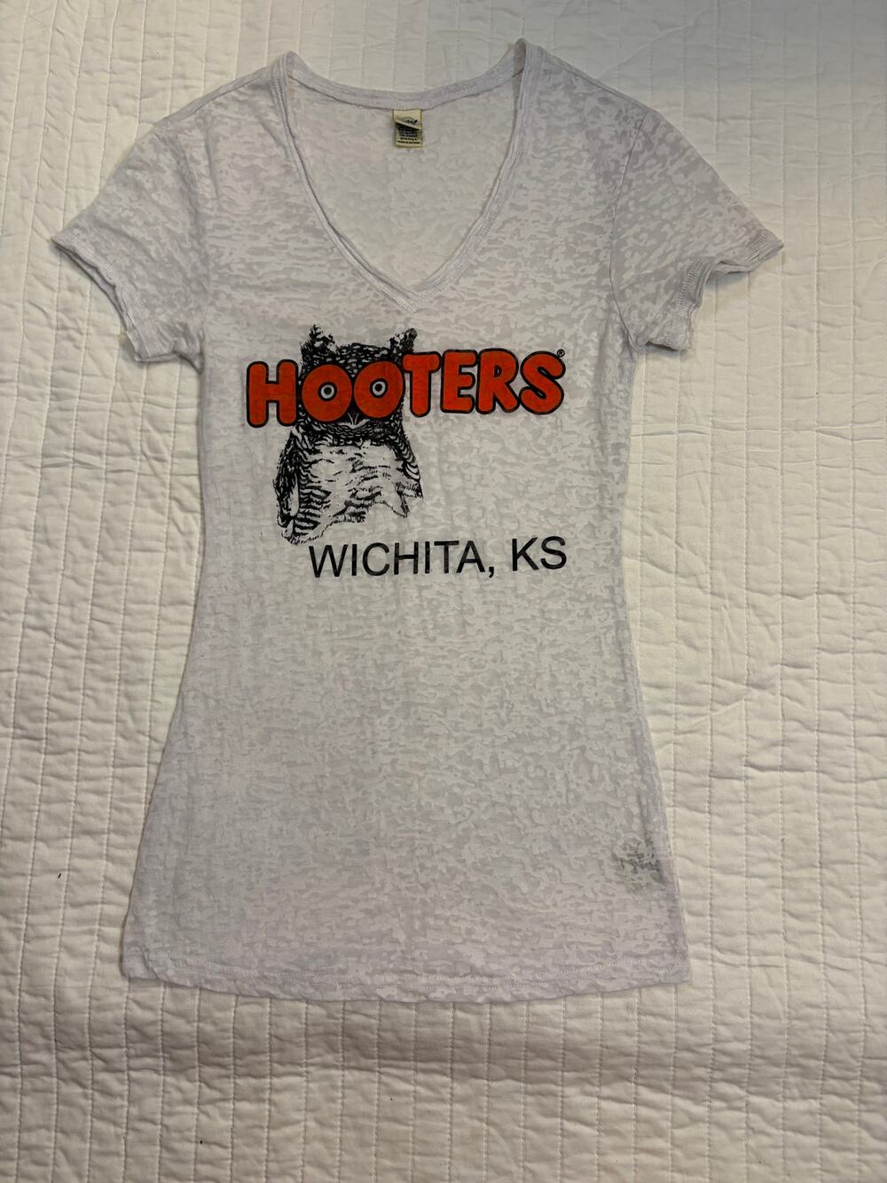 Rare Hooters Wichita KS Graphic V-Neck Burnout Tee - White - Small (NWOT)